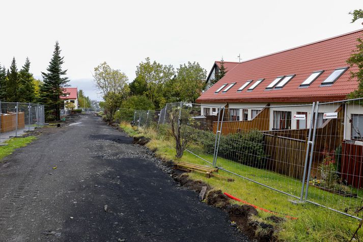 Væn sneið er horfin af görðum íbúanna í göngustíginn við Álakvísl 45-51.