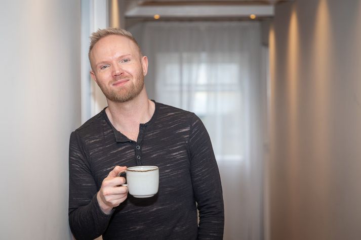 Tónlistarmaðurinn Friðrik Ómar Hjörleifsson hefur bætt við jólatónleikum en þegar er uppselt á tólf þeirra sem haldnir eru á fjórum stöðum. Hann gefur samhliða út plötu og flyst búferlum í Borgarnes í byrjun næsta árs.