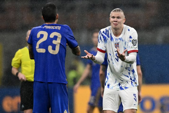 Viðbrögð Erling Braut Haaland við því þegar Gianluca Mancini var að káfa á rassinum á honum. Hann svaraði síðan með tveimur mörkum.