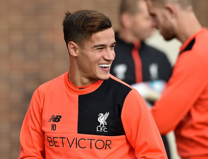 Coutinho hlær á æfingarsvæði Liverpool.