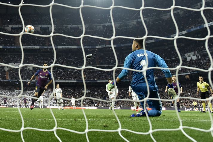 Sergio Ramos og aðrir hjá Real Madrid horfa upp á Luis Suarez skora með Panenka vítaspyrnu.