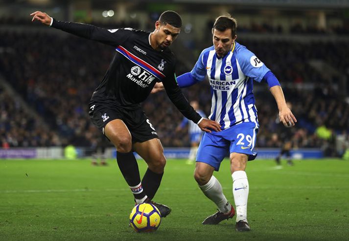 Ruben Loftus-Cheek skýlir boltanum frá Markus Suttner.