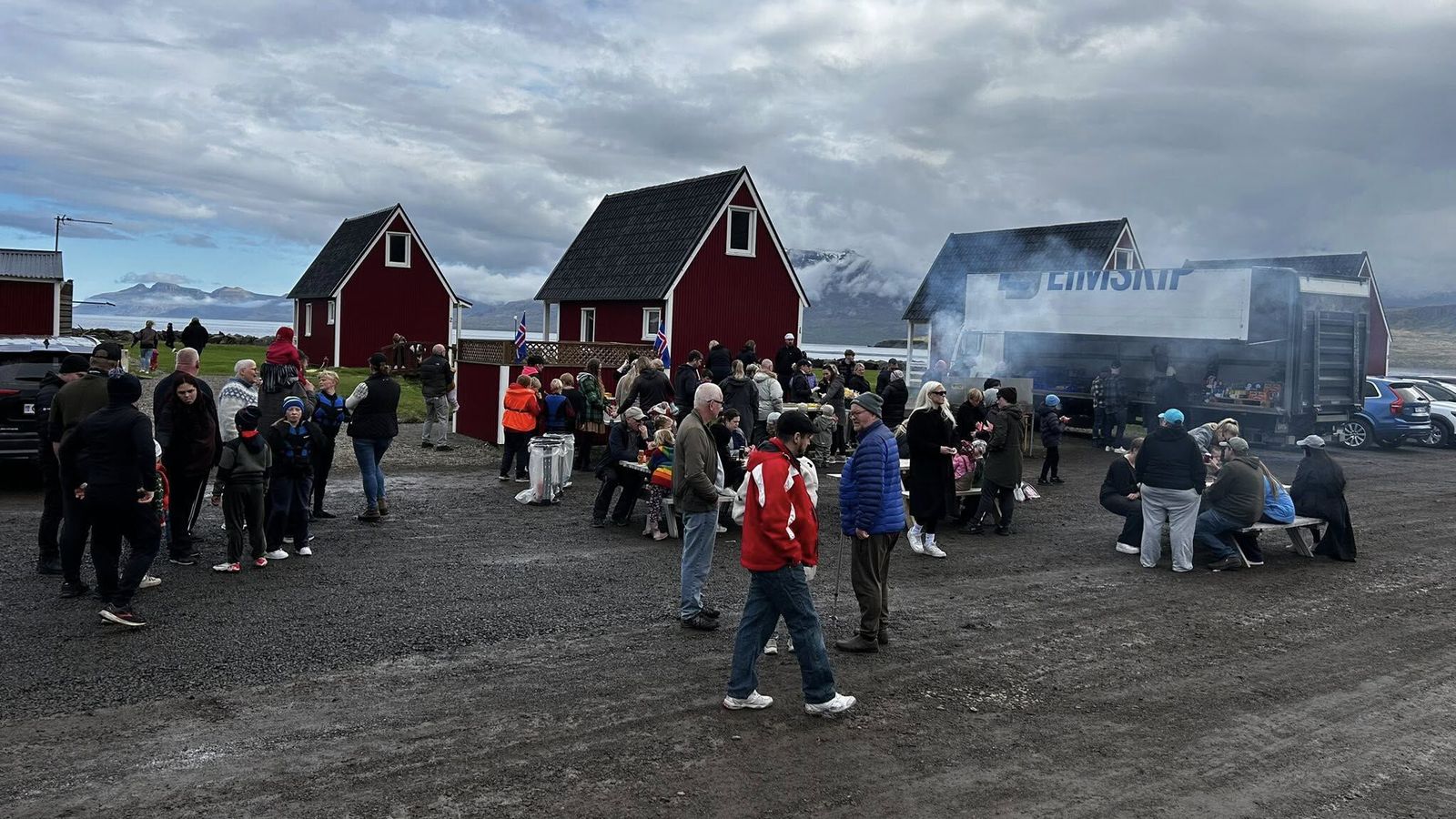 Bjóða bæjar­búum á bakgarðstónleika