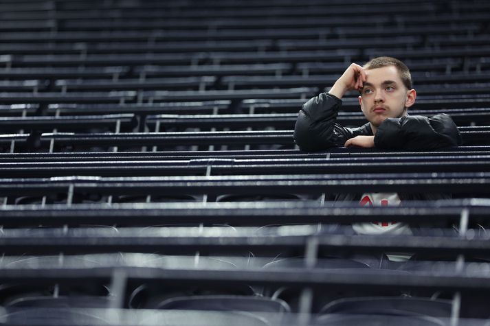 Stuðningsmaður Tottenham Hotspur er hér einn eftir í stúkunni á hræðilegu kvöldi á Tottenham-leikvanginum.