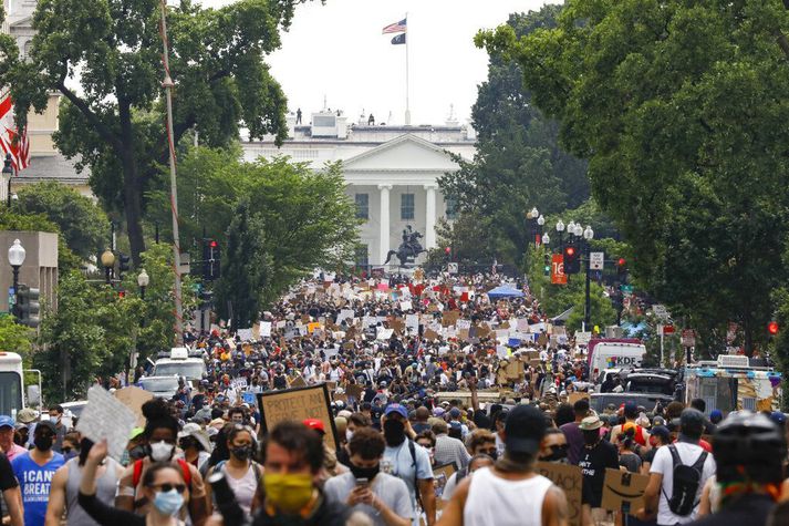 Mótmælin í Washington-borg í gær eru talin þau fjölmennustu til þessa í mótmælaöldunni sem hófst fyrir að verða tveimur vikum.