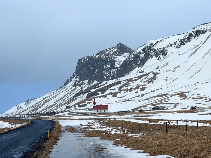 Veginum við Reynisfjall hefur verið lokað vegna veðurs. 