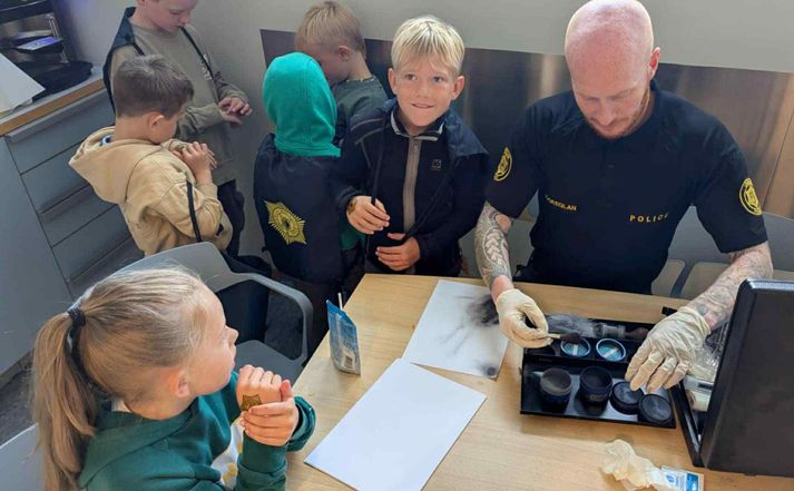 Guðbjartur lögreglumaður sýnir börnum í sumarstarfi Skagastrandar hvernig fingraför líta út.