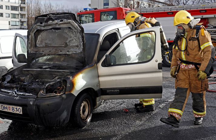 Slökkviliðsmenn höfuðborgarsvæðisins og bifreiðin.
