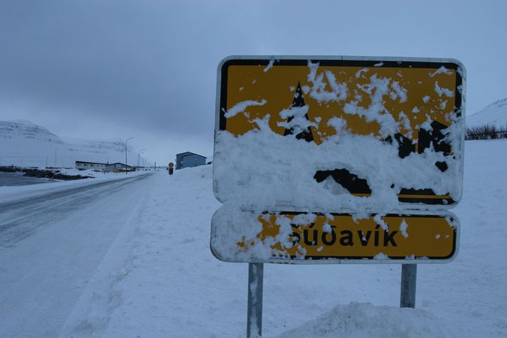  Um tuttugu hús urðu fyrir flóðinu og rifnuðu flest þeirra í tætlur. Björgunarstarf fór fram við ömurlegar aðstæður í ofsaveðri.