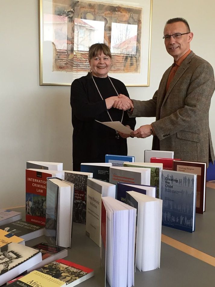 Ingibjörg Steinunn Sverrisdóttir landsbókavörður og Bjarni Jónsson, formaður framkvæmdastjórnar Mannréttindaskrifstofunnar takast í hendur.