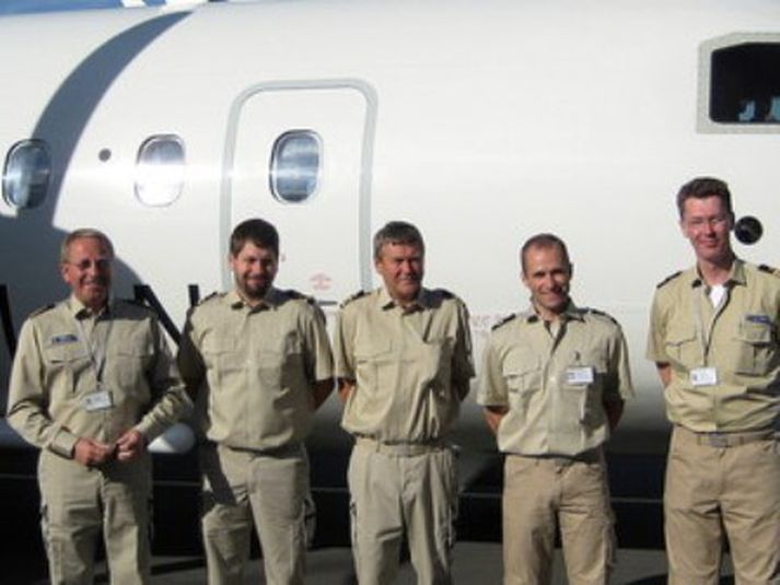 Áhöfn TF-SIF. F.v. Benóný Ásgrímsson, flugstjóri, Hreggviður Símonarson,
stýrimaður, Ragnar Ingólfsson flugvirki, Tómas Vilhjálmsson, flugvirki og Garðar Árnason, flugmaður. Á myndina vantar Auðunn F. Kristinsson, stýrimann og Hólmar Loga Sigmundsson, aðstoðarflugrekstrarstjóra. Mynd/www.lhg.is