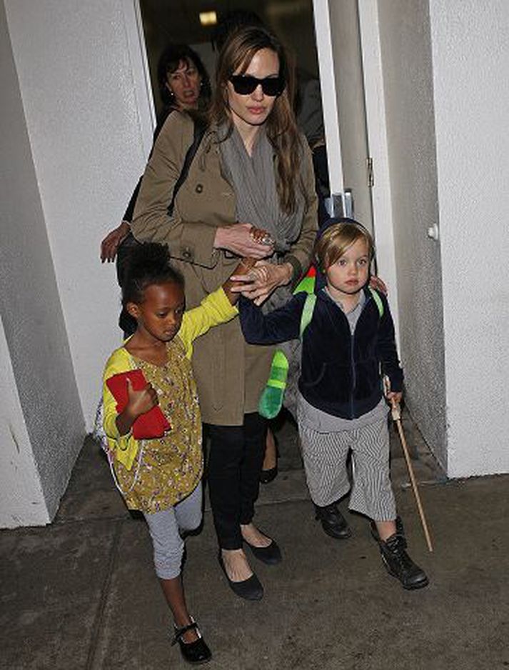 Ástrík móðir Angelina Jolie vill halda börnum sínum fjarri sviðsljósinu.
nordicphtos/getty