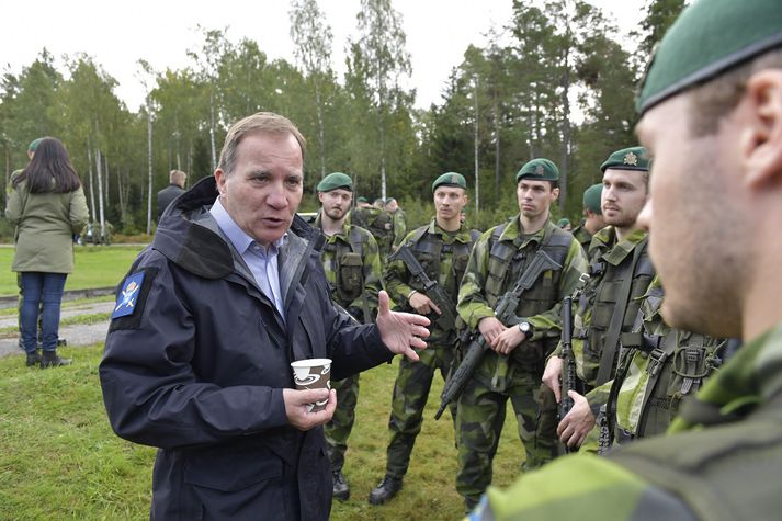 Stefan Löfven, forsætisráðherra Svíþjóðar, ræðir við hermenn á heræfingu