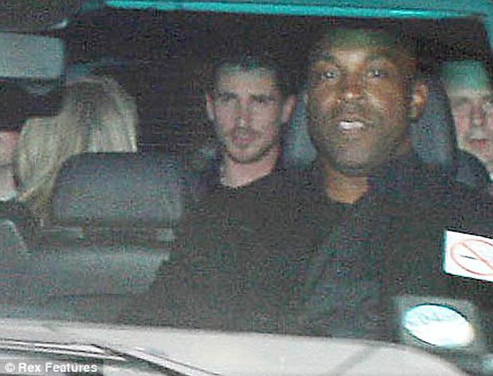 Christian Bale sem fer með hlutverk Batman í myndinni The Dark Knight var handtekinn í dag og var í haldi lögreglunnar í allt að fjórar klukkustundir.