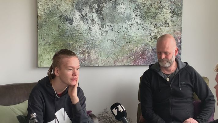 Daníel er 14 ára gamall. Þeim feðgum var sagt að þetta væri fyrsta tilfelli blóðtappa eftir Covid-19 hjá svo ungum einstaklingi hér á landi.