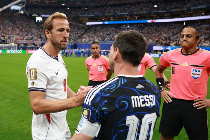 Harry Kane heilsar Lionel Messi fyrir leikinn í kvöld.