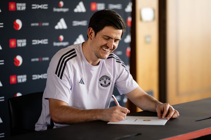 Harry Maguire skrifar undir nýja samninginn sinn við Manchester United. Með því nær hann að minnsta kosti að spila átta tímabil með félaginu.