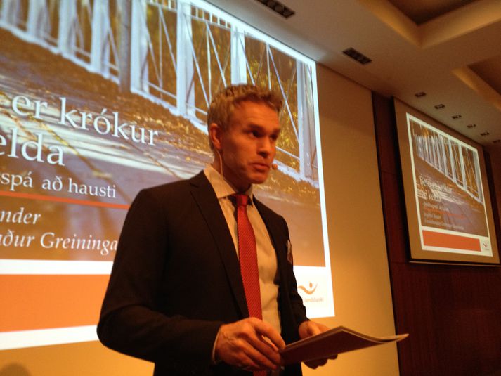 Ingólfur Bender, forstöðumaður Greiningar Íslandsbanka, kynnti fyrir stundu nýja þjóðhagsspá á Fjármálaþingi Íslandsbanka sem nú stendur yfir.