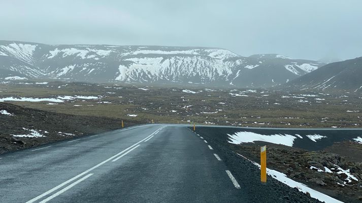 Surðurstrandavegur við sunnanvert Fagradalsfjall og Borgarfjall.