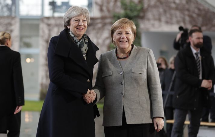 Theresa May er nú á ferð og flugi um Evrópu. Hér er hún með Angelu Merkel í Þýskalandi í morgun.