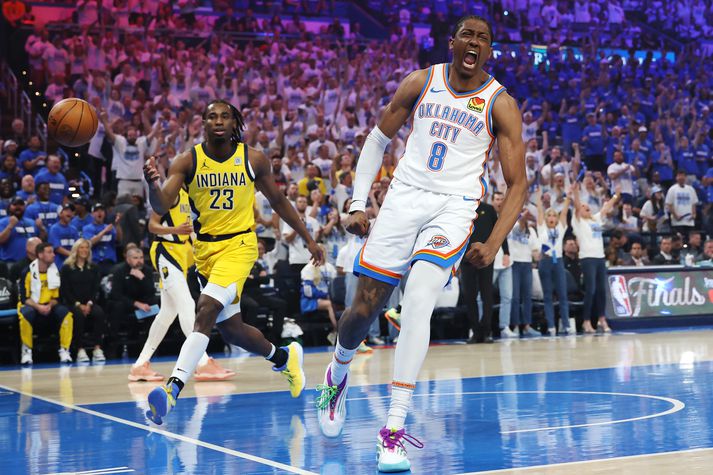 Jalen Williams fagnar eftir að hafa troðið boltanum í körfuna í sigri Oklahoma City Thunder í nótt.