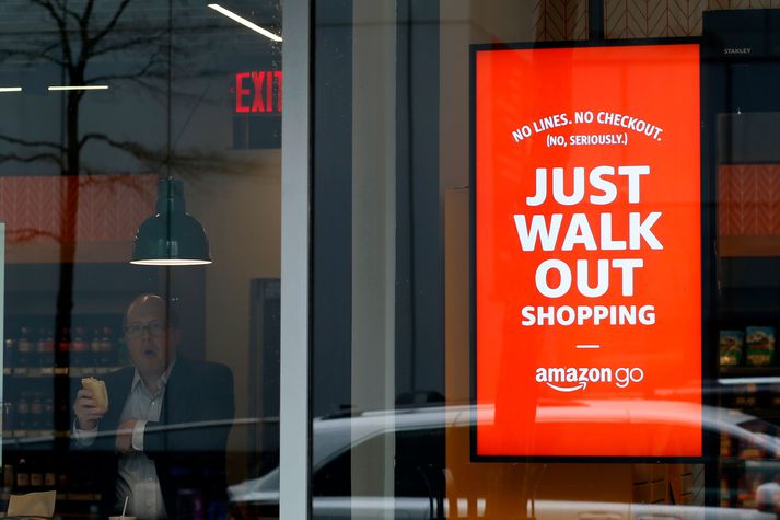 Tæknin sem Amazon kallar „Just walk out“ eða „Gakktu bara út“ gerði viðskiptavinum á borð við herramanninn hér til vinstri kleift að ganga út án þess að stöðva við greiðslukassa.