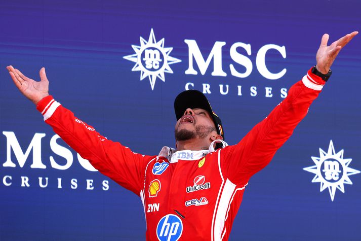 Lewis Hamilton fagnar sigri sínum í Barcelona en hann var búinn að bíða lengi eftir sínum fyrsta sigri með Ferrari.