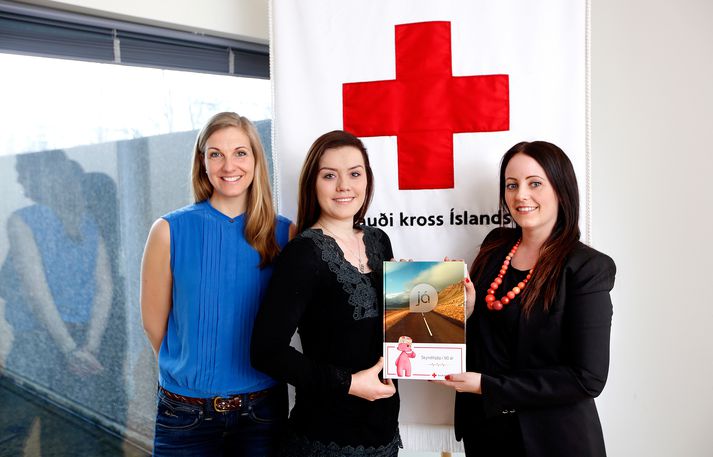 Telma Eir Aðalsteinsdóttir, verkefnastjóri hjá Já, afhendir Bylgju Dögg Sigurðardóttur, skyndihjálparmanni ársins 2013, og Þórunni Lárusdóttur, verkefnastjóra afmælisárs Rauða krossins, fyrsta eintak Símaskrárinnar 2014.