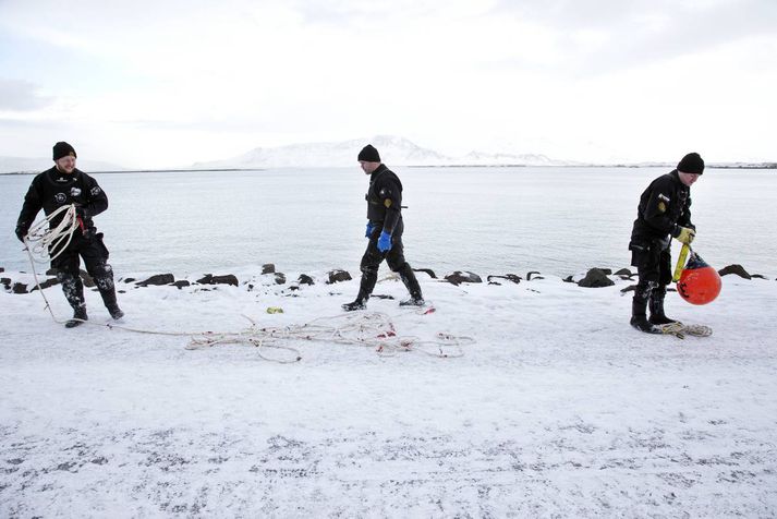 Kafarar leituðu að munum konunnar sem fannst látin í sjónum við Sæbraut í Reykjavík í gær. 