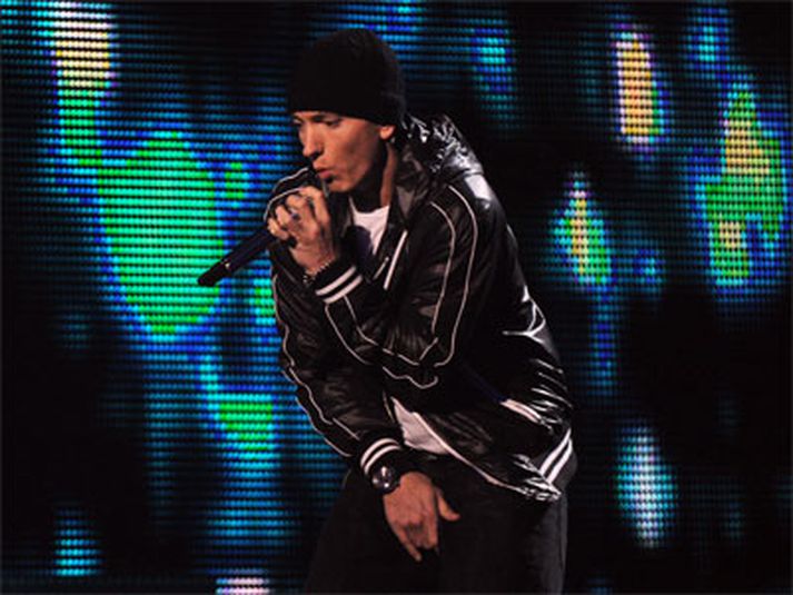 Hönd-á-pung stellingin er á auto pilot hjá Eminem.