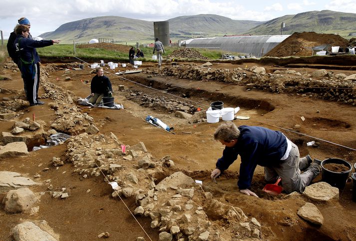 Unnið að fornleifauppgreftri að Hrísbrú í Mosfellsdal þar sem fannst langhús fyrir um tíu árum sem talið hefur verið frá 870 til 910. Samkvæmt aldursgreiningu Páls Theódórssonar hófst búseta á Hrísbrú á tímabilinu 830 til 850. 