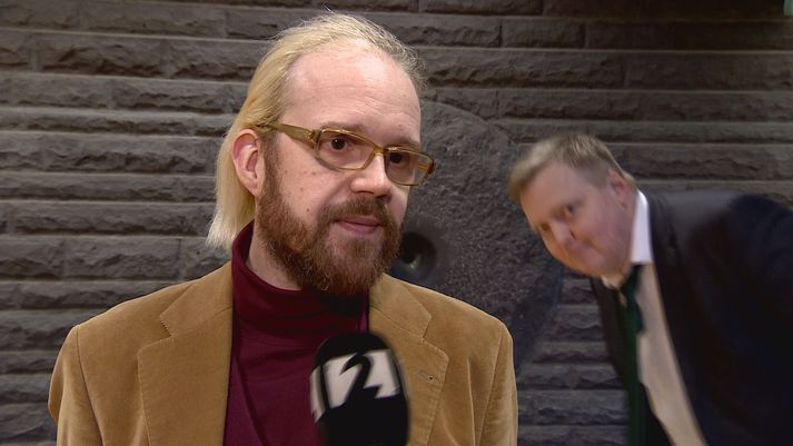 Sigmundur Davíð laumaði sér í viðtal Stöðvar 2 við formann Bjartrar framtíðar á þingi í dag.