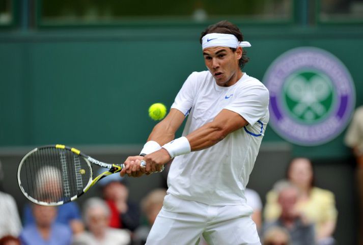 Rafael Nadal frá Spáni hóf titilvörnina í gær á Wimbledon stórmótinu í tennis með því að leggja Bandaríkjamanninn Michael Russell í þremur settum í fyrstu umferð.
