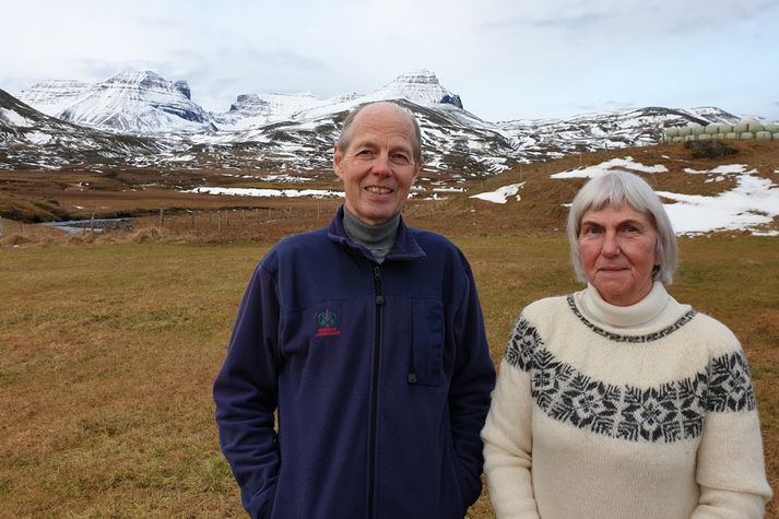 Bændurnir á Jökulsá, þau Þorsteinn Kristjánsson og Katrín Guðmundsdóttir, búa undir dyrunum í Dyrfjöllum.