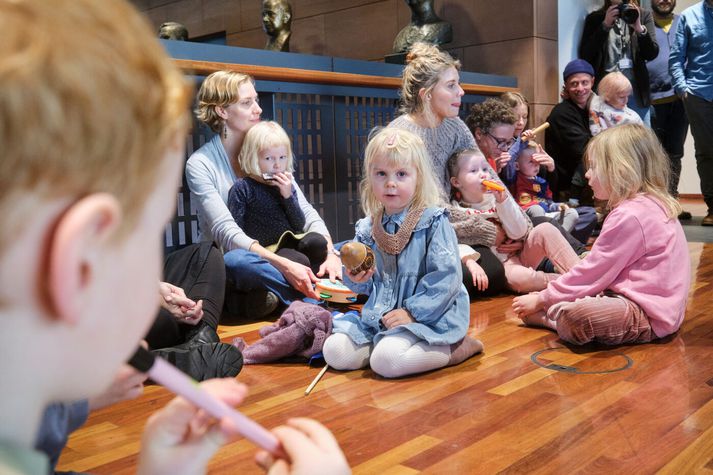 Foreldrar leikskólabarna hafa ítrekað efnt til mótmæla síðustu ár vegna manneklu, seinkunar á innritun og fáliðun í leikskólum í Reykjavík. Reykjavíkurleiðinni er ætlað að bregðast við því. Myndin er tekin á mótmælum í ráðhúsinu þegar kennarar efndu til verkfalls á síðasta ári. 