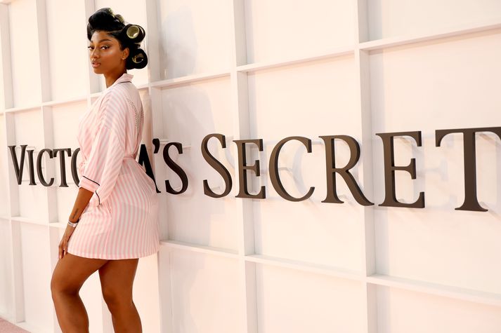 Angel Reese stillti sér upp fyrir ljósmyndara þegar hún mætti til vinnu á tískusýningu Victoria's Secret.