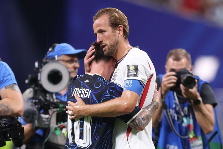 Harry Kane þakkar Lionel Messi fyrir leikinn og óskar honum til hamingju með sætið í úrslitaleiknum á HM.