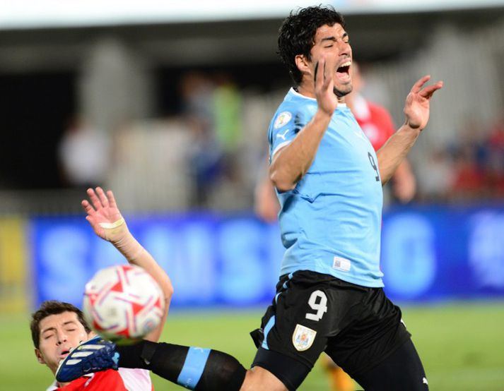 Suarez í baráttu við varnarmenn Chile í leiknum.
