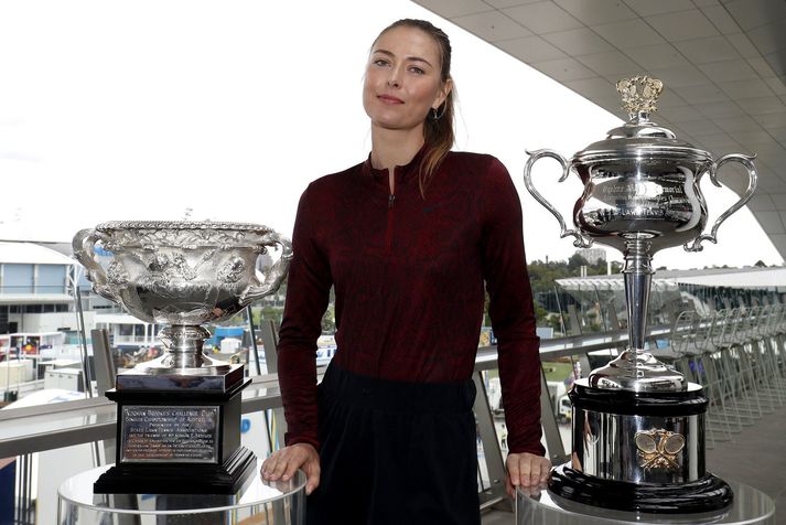 Maria Sharapova við hlið bikarana sem keppt er um á Opna ástralska meistaramótinu.