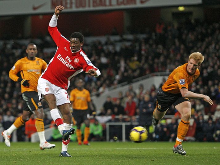 Abou Diaby skorar á móti Hull um síðustu helgi.
