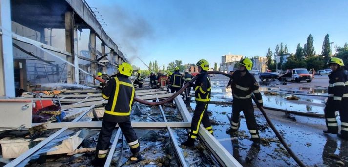 Slökkviliðsaðgerðir við verslunarmiðstöðina í Kremenchuk. Tvö dauðsföll eru staðfest en talið er að rúmlega eitt þúsund manns hafi verið inni í miðstöðinni þegar árásin varð.