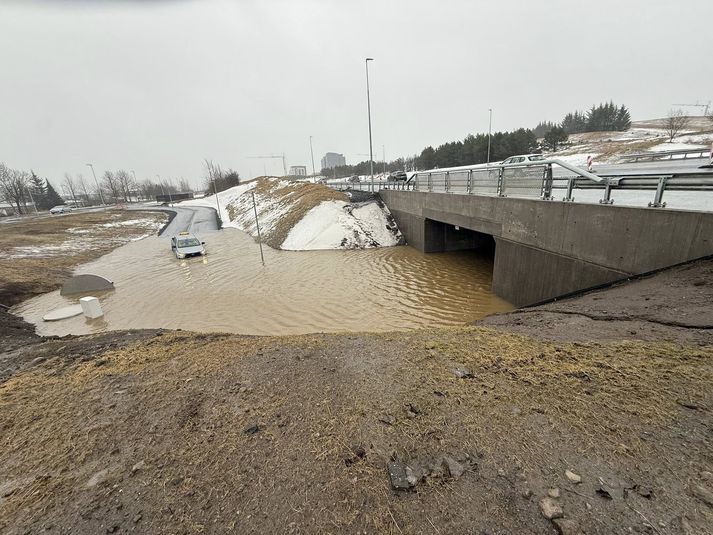 Líkt og sést á þessari mynd er vatnselgurinn orðinn nokkuð djúpur.