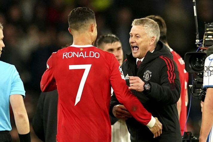 Ole Gunnar Solskjaer fagnar Cristiano Ronaldo efir leikinn á Old Trafford í gær.