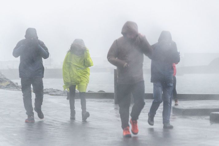 Appelsínugul viðvörun er nú í gildi á Austfjörðum. Þá er úrkomusvæði sagt nálgast landið.