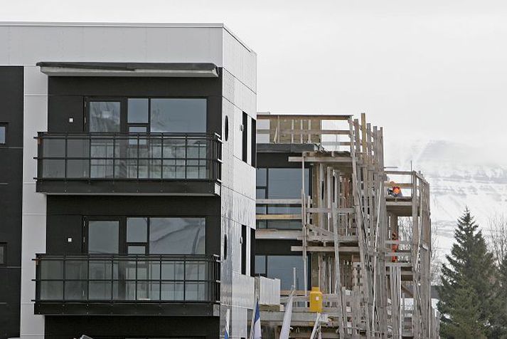 Húsum haldið við Sjaldan eða aldrei hefur verið eins ódýrt að ráðast í viðhald á íbúðarhúsum og sumarbústöðum. Fréttablaðið/Arnþór