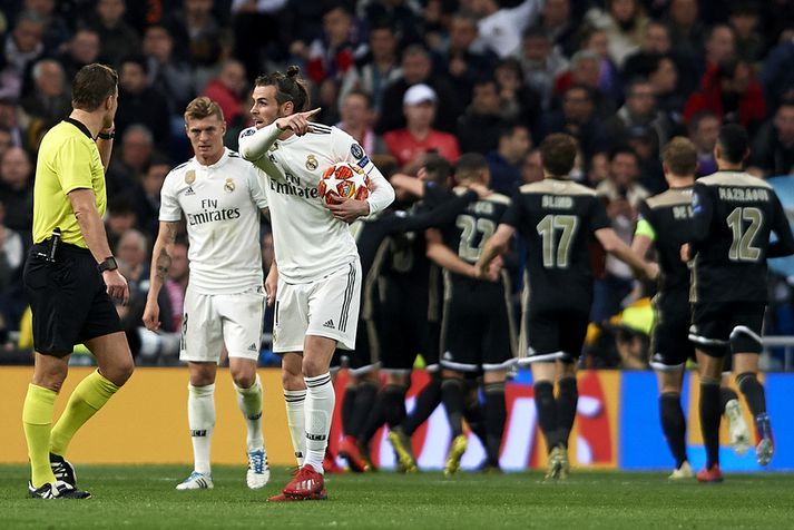Gareth Bale kvartar við dómarann á meðan leikmenn Ajax fagna einu af fjórum mörkum sínum á Santiago Bernabéu í gær.