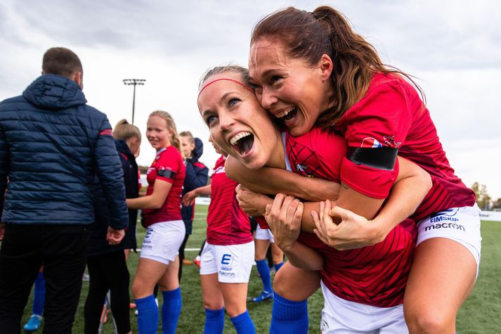 Dóra María Lárusdóttir og Ásgerður Stefanía Baldursdóttir urðu Íslandsmeistarar með Val á síðustu leiktíð.