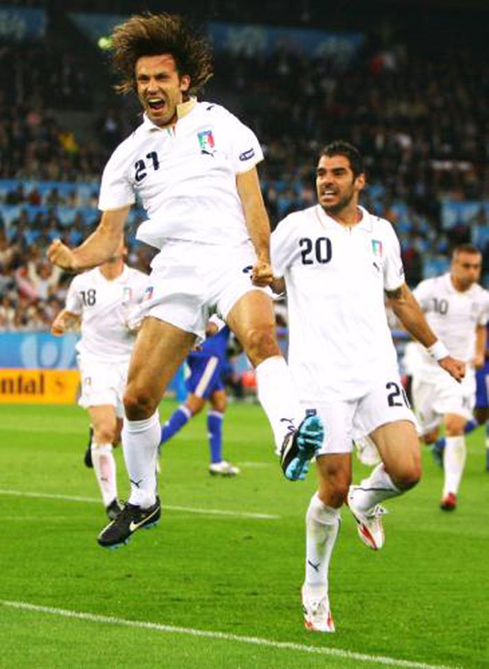 Andrea Pirlo og Simone Perrotta fagna marki þess fyrrnefnda.
