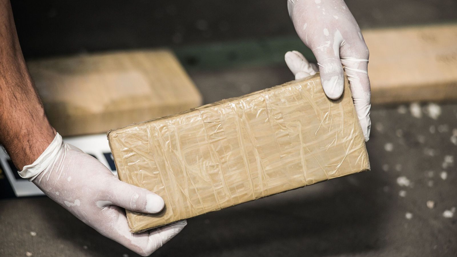 Flutti kíló af kókaíni inn í borði og flúði lög­reglu á hjóli