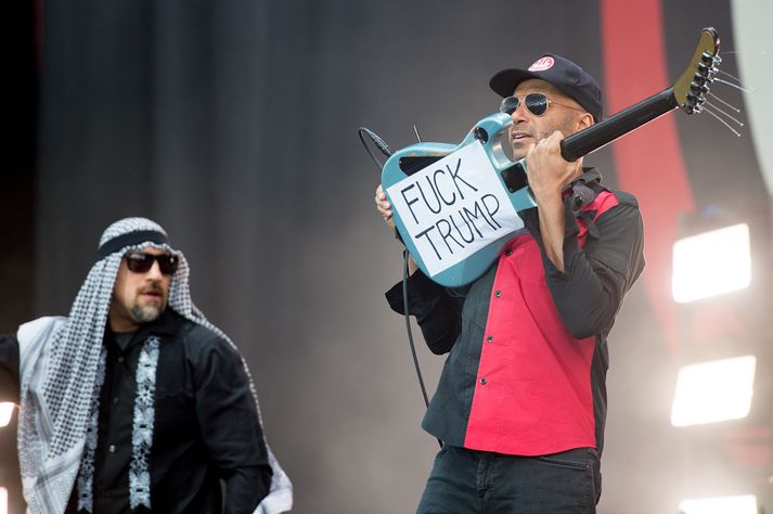 Tom Morello, gítarleikari RATM, með lítt dulin pólitísk skilaboð. Rapparinn B-Real úr Cypress Hill stendur álengdar í fullum skrúða.